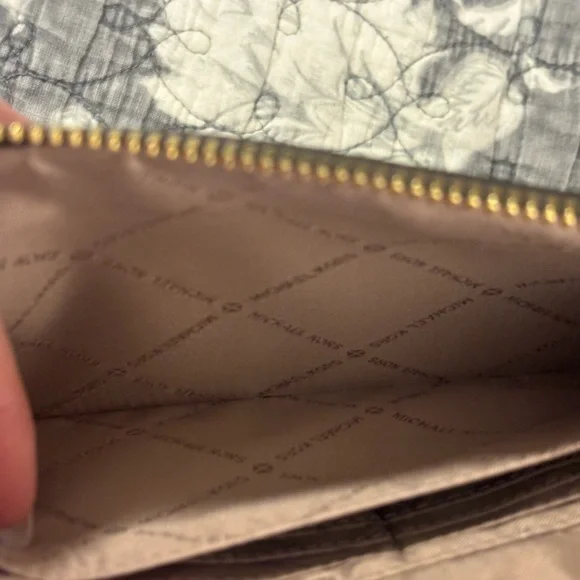 Michael Kors NWT Dark Green Leather Eyelet Wristlet - Picture 4 of 10